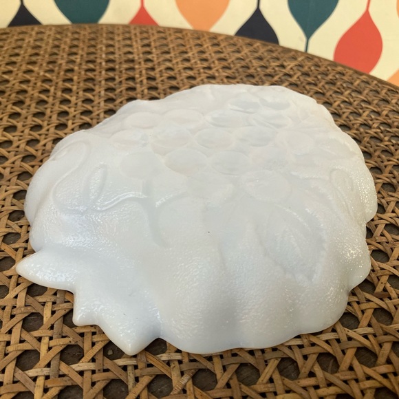 Hazel Atlas Milk Glass Grape Cluster Trinket/Soap Dish - Picture 8 of 10